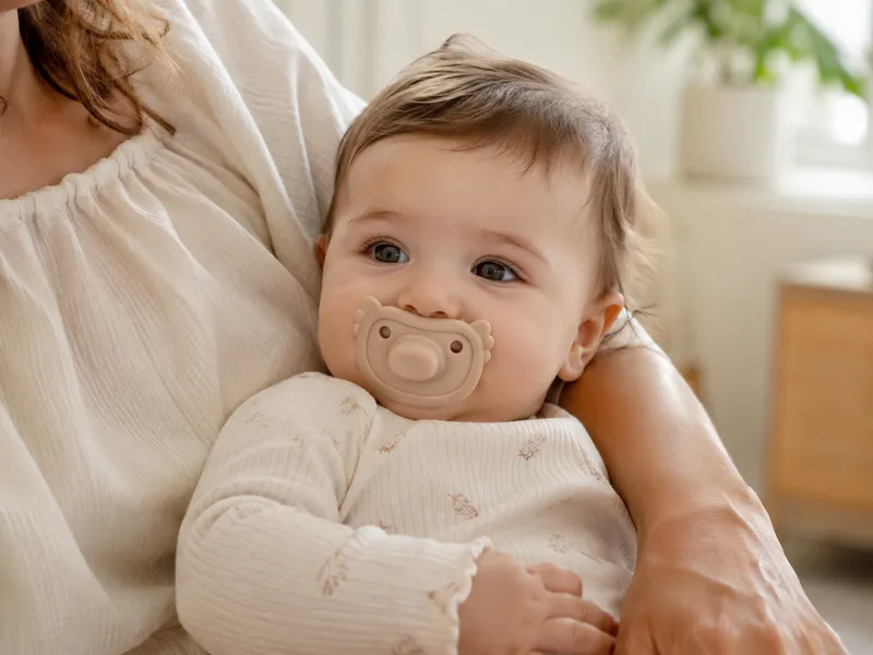 26-lifestyle-silicone-pacifier-800x600